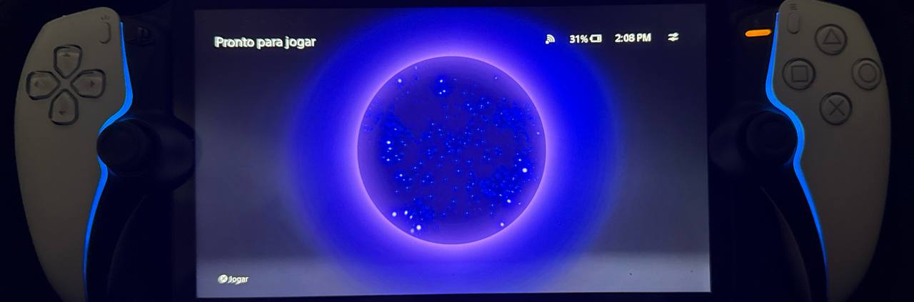 A photo of PlayStation Portal displaying its screen. On the top left we read "Ready to play" (in Portuguese).